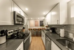 Cozy 2 Bedroom Basement in Sunnyside - Image 3