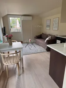 Newly-renovated guest house with patio - Image 5