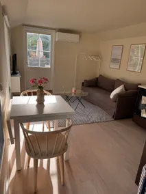 Newly-renovated guest house with patio - Image 4