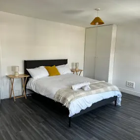 3 bedroom near Wimbledon, outdoor courtyard - Image 2