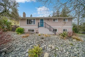Large 2 bedroom suite with backyard - Image 4