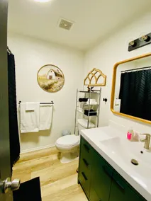 King bedroom Charmer with private yard - Image 2