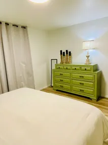 King bedroom Charmer with private yard - Image 3