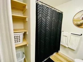 King bedroom Charmer with private yard - Image 5
