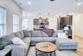 Comfortable 3 bed 3 bath home - Image 4