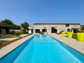 Clarke House - Spacious with private pool - Image 2