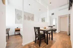 No 9 - 3 Suites, 3 Private Bathrooms and Parking - Image 5