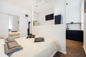 No 9 - 3 Suites, 3 Private Bathrooms and Parking - Image 2
