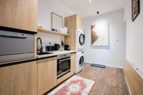 No 9 - 3 Suites, 3 Private Bathrooms and Parking - Image 4