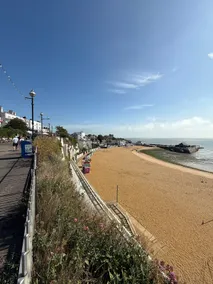 Peaceful Broadstairs Flat near Beach & Town with Parking - Image 5