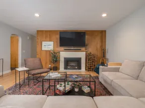 Stylish 2-Bed Ranch Open Layout - Image 4