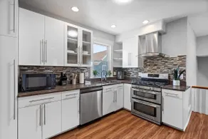 4BR•King Bed•Walk to Downtown Salem•Free Parking - Image 4