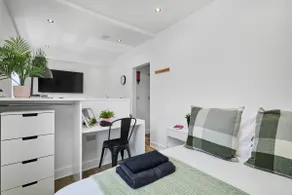 Modern Hotel-Style Suite in Leeds - Image 5