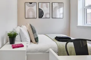 Modern Hotel-Style Suite in Leeds - Image 2