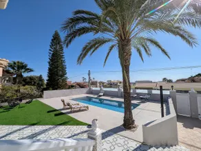 Large renovated Holiday House with private pool - Image 2