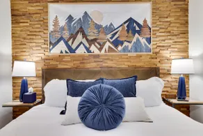 7 beds sleeps 12, 85” TV, Hot Tub, Arcade room! - Image 4