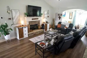 4BR home-15 Min to UGA Sleeps 9 - Image 3