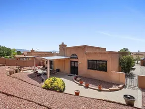 Casa Herradura Near Petroglyphs - Image 2