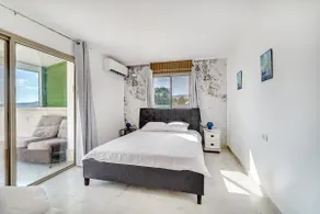 Richmond Estate - Penthouse with Heated Pool on the Premises - Image 3