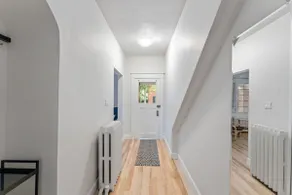 Central Golden Triangle Oasis: Stylish 2+1 BD - Image 2