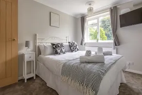 Spacious 4 Bed House with Parking in Loughborough - Image 4