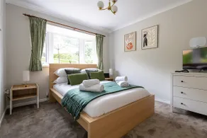 Spacious 4 Bed House with Parking in Loughborough - Image 2