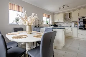 Spacious 4 Bed House with Parking in Loughborough - Image 5