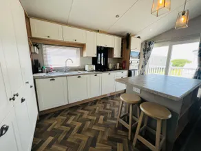 Luxury Lodge - Image 4