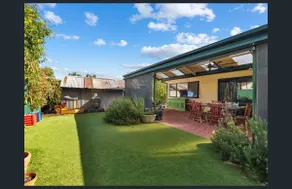 Picture Perfect Bungalow in Perfect Location - Image 4