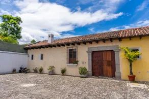 Beautiful House in the Heart of Antigua - Image 3
