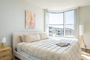 Sleek Marina Den, Central, Gym, Pool, King Bed - Image 3