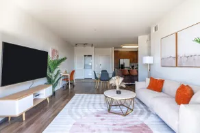Sleek Marina Den, Central, Gym, Pool, King Bed - Image 4