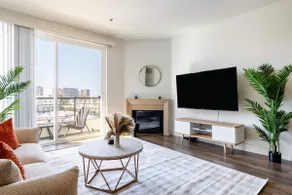 Sleek Marina Den, Central, Gym, Pool, King Bed - Image 2