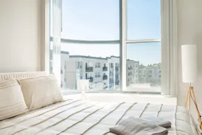 Sleek Marina Den, Central, Gym, Pool, King Bed - Image 5