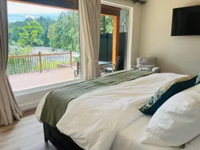 Cozy Oceanfront Studio with king bed/ beach access - Image 2