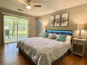*Central KING BED family-friendly + FREE parking - Image 3