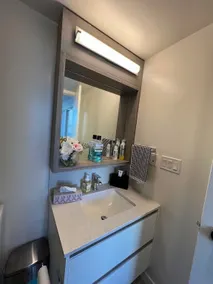 A Beautiful and Licensed Apartment in Richmond - Image 4