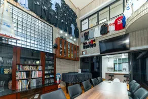 Sleeps up to 20 people! Perfect for watching sports on a large TV/group trips - Image 5