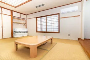 Sleeps up to 20 people! Perfect for watching sports on a large TV/group trips - Image 2
