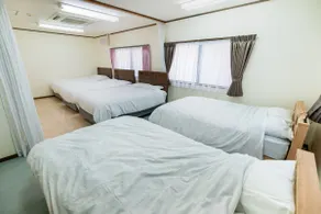 Sleeps up to 20 people! Perfect for watching sports on a large TV/group trips - Image 4