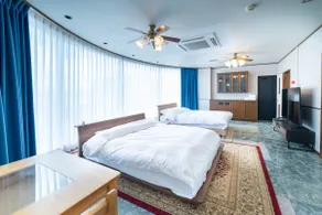 Sleeps up to 20 people! Perfect for watching sports on a large TV/group trips - Image 3