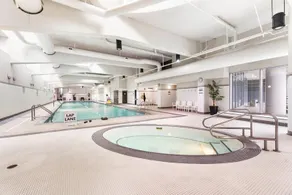 City Vibes: Sauna, Pool, Hot Tub & Free Parking - Image 5