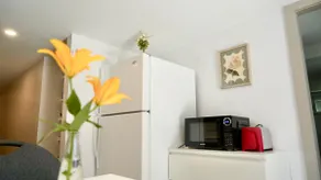 Cozy Seaside Garden Suite–2BR in Ambleside - Image 4