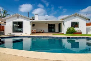 Private Oasis with Pool in Los Angeles - Image 3