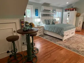 Cozy Studio Near Downtown - Image 4