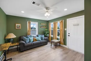 Cozy beach bungalow w/ big yard - Image 3