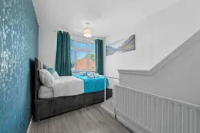 Cozy 3 bedroom house with free parking and near hospital - Image 3