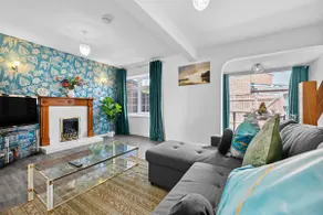 Cozy 3 bedroom house with free parking and near hospital - Image 5