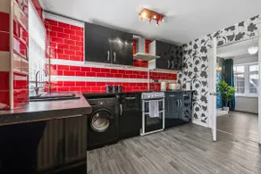 Cozy 3 bedroom house with free parking and near hospital - Image 4