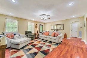 Reel & Rest ~ jacuzzi tub, patio, 2mi from river - Image 4